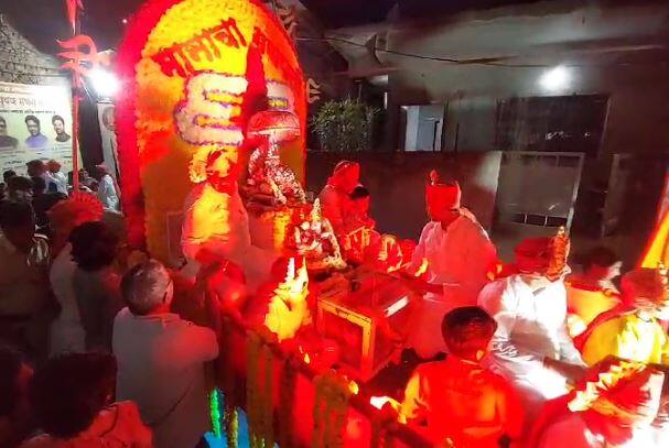 दुसरीकडे ढोल पथकांमुळं चौका चौकात या गणपती मिरवणुकीचा उत्साह वाढत चालला आहे.