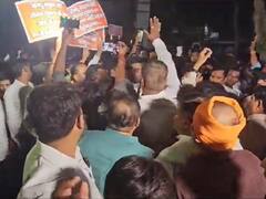 फरार बीजेपी नेता पर पुलिस ने किया इनाम घोषित, हाथों में तख्तियां लेकर विरोध जताने पहुंचे समर्थक