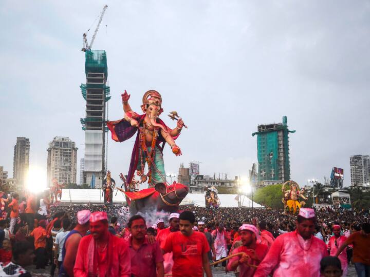 Ganesh Visarjan Anant Chaturthi Mumbai Police issues traffic advisory This road will remain closed check list Mumbai Traffic Update: मुंबई में गणेश विसर्जन को लेकर ट्रैफिक एडवाइजरी जारी, बंद रहेगी ये सड़कें, चेक करें लिस्ट 