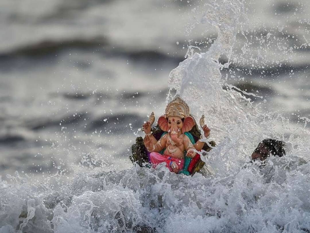 Nashik latest News Nashik Ganpati Visarjan 2023 Anant Chaturdashi Live Updates youth drowned while Ganesh visarajn in niphad Nashik Ganesh Visarajn : अनंत चतुर्दशीच्या पूर्वसंध्येला नाशिकमध्ये दुर्दैवी घटना, निफाडमध्ये गणेश विसर्जन करताना युवक वाहून गेला