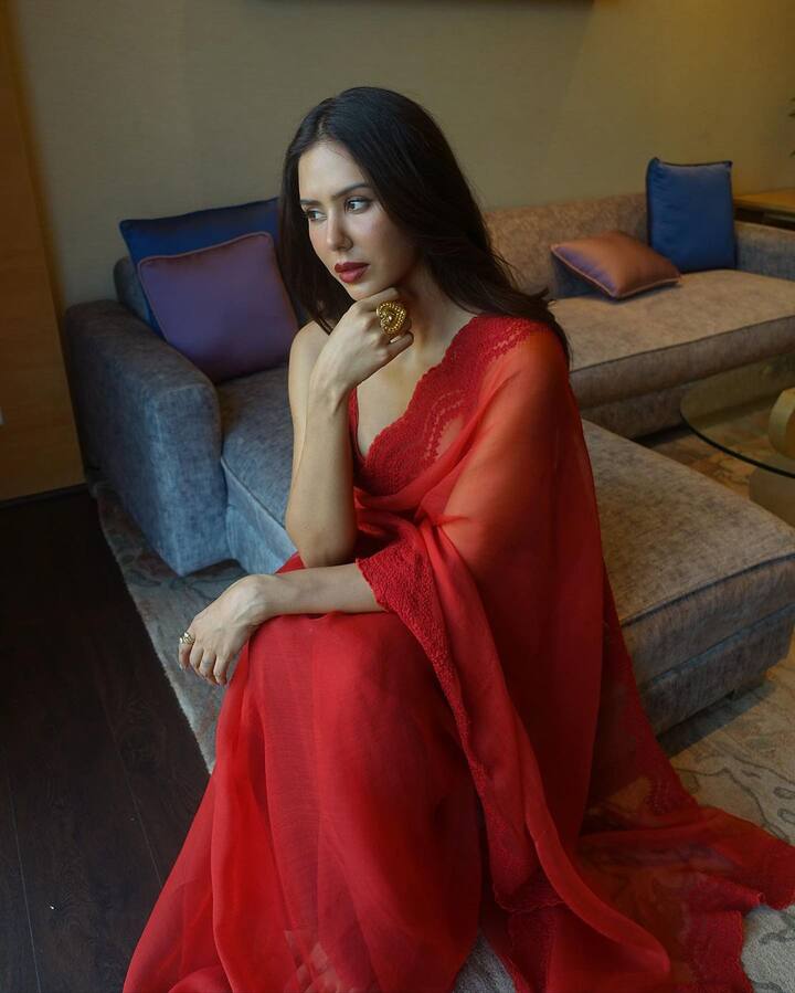 Sonam Bajwa Photos: પંજાબી અભિનેત્રી સોનમ બાજવા સોશિયલ મીડિયા પર પોતાની સુંદરતાનો જલવો બતાવતી રહે છે. તાજેતરમાં અભિનેત્રીએ કેટલીક તસવીરો શેર કરી છે.