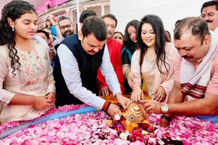 यावेळी 'गणरायाच्या भक्तीने तल्लीन झालेले मन आज बाप्पाचा निरोप घेताना भरून आले' अशी पोस्ट देवेंद्र फडणवीस यांनी केली.