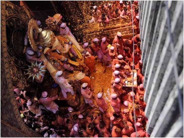 उत्सव को भव्यता के साथ मनाने के लिए मशहूर मुंबई के लालबाग इलाके में तेजुकाया और गणेश गली मंडलों की विसर्जन यात्रा 'गणपति बप्पा मोरया, पुढच्या वर्षी लवकर या' के जयकारों के साथ शुरू हुई.