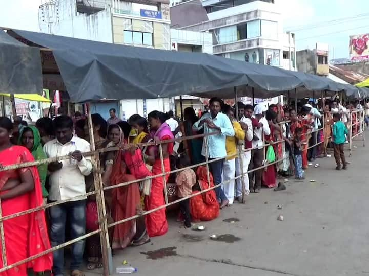 Hingoli Ganpati : हिंगोलीत मात्र विघ्नहर्ता चिंतामणीचे दर्शन घेण्यासाठी लांबच लांब रांगा लागल्या आहेत.
या ठिकाणी महाराष्ट्रासह परराज्यातून सुद्धा भक्तमंडळी नवसाचा मोदक नेण्यासाठी गर्दी करत असतात.