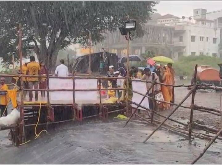 साताऱ्यात गणेश विसर्जनाला पावसाने हजेरी लावली आहे.