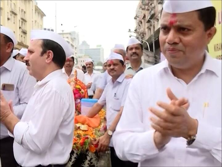 गिरगांव चौपाटीवर वारकरी संप्रदायाने आपल्या लाडक्या बाप्पाला निरोप दिला.