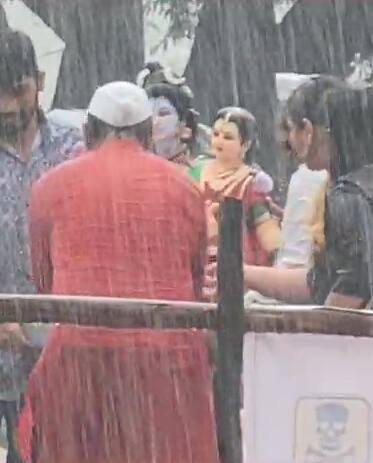 बाप्पाला निरोप देण्यासाठी वरुणराजाची कृपा'वृष्टी'