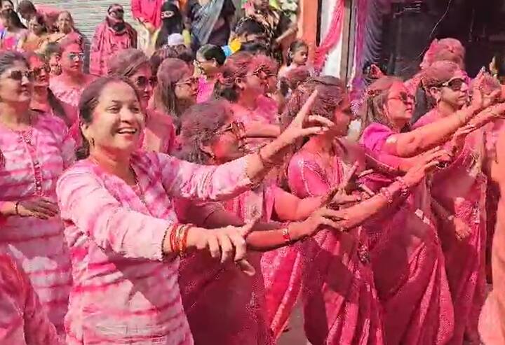 मानाच्या दादा गणपती समोर शहरातील तरुणी लेझीम नृत्यामध्ये खासदार हिना गावित ही सहभागी झाल्या होत्या.