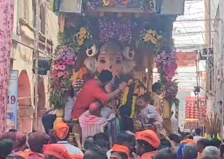 मानाच्या पहिल्या दादा गणपतीच्या विसर्जन मिरवणुकीत महिलांचे लेझीम पथक सर्वांचे लक्ष वेधून घेत आहे.