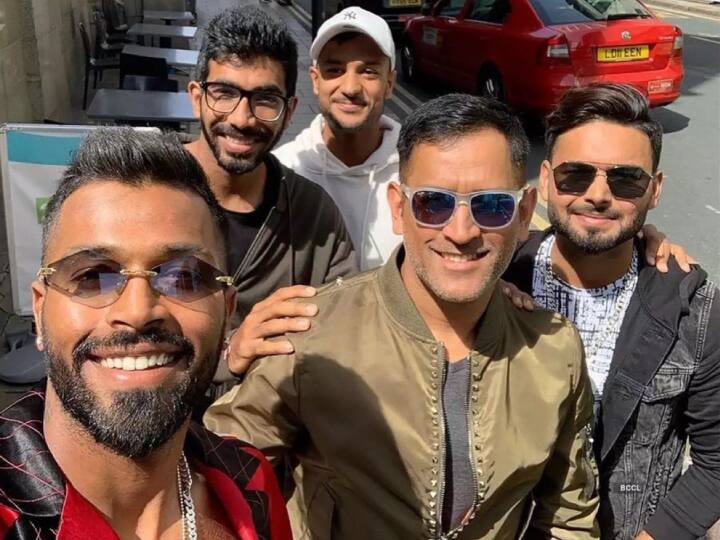 Mayank Agarwal solve years old mystery of a picture about whose hand on Rishabh Pant's shoulder watch picture मयंक अग्रवाल से सुलझाई सालों पुरानी गुत्थी, इस खास तस्वीर से जुड़ा है मामला; जानकर आप भी दंग रहे जाएंगे