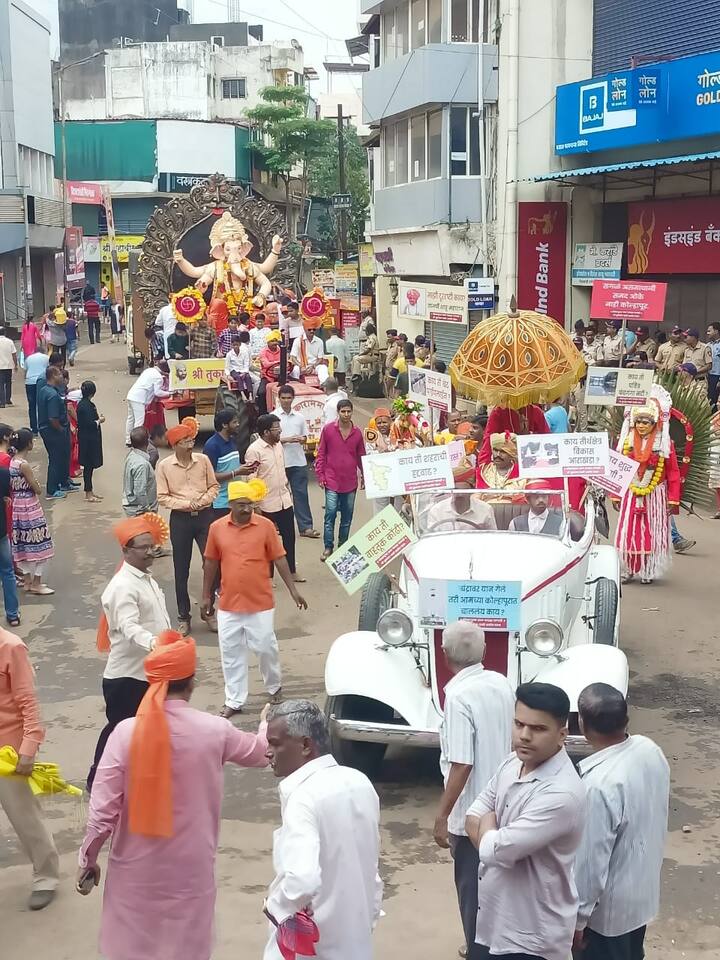 सकाळपासूनच मिरवणुकीत ढोल पथकांनी वातावरण निर्मिती केली आहे.