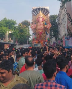 Hyderabad Ganesh Immersion: వైభవంగా ఖైరతాబాద్‌ గణనాథుడి శోభాయాత్ర- సాగనంపుతున్న వేల మంది భక్తులు