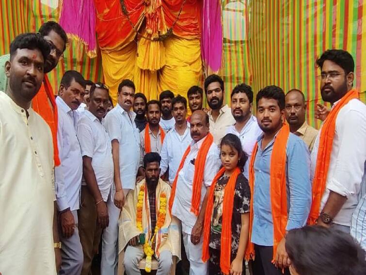 Adilabad Muslim person buys Ganapathi laddu for Rs.1.2 lakhs in kumar ganesh mandali Adilabad: గణేష్ లడ్డూని కొన్న ముస్లిం యువకుడు - రూ.1.2 లక్షలకు వేలంలో సొంతం