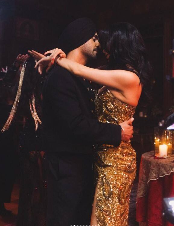 ਇਸ ਤੋਂ ਇਲਾਵਾ ਇੱਕ ਹੋਰ ਯੂਜ਼ਰ ਨੇ ਦਿਲਜੀਤ ਦੇ ਬੋਲਡ ਅੰਦਾਜ਼ ਨੂੰ ਵੇਖ ਲਿਖਿਆ, ਕੰਟਰੋਲ ਭਾਜੀ ਕੰਟਰੋਲ... ਜਦਕਿ ਇੱਕ ਹੋਰ ਨੇ ਕਿਹਾ ਕਿਤੇ ਇਹ ਅਡਲਟ ਐਲਬਮ ਤਾਂ ਨਹੀਂ।