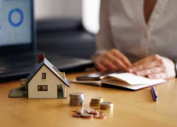 તમે હોમ લોન લેવાનું વિચારી શકો છો. આ તમારા ઘર ખરીદવા માટેના ખર્ચના બોજને ઘટાડી શકે છે. હોમ લોન લેવા માટે તમારે ક્રેડિટ સ્કોર સહિતના દસ્તાવેજો તપાસવા જોઈએ.