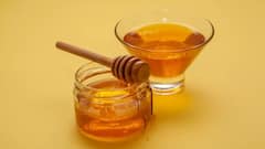 कोमट पाण्यात मध मिसळून रिकाम्या पोटी प्या; वजन कमी होण्याबरोबरच आरोग्याला मिळतील अनेक फायदे