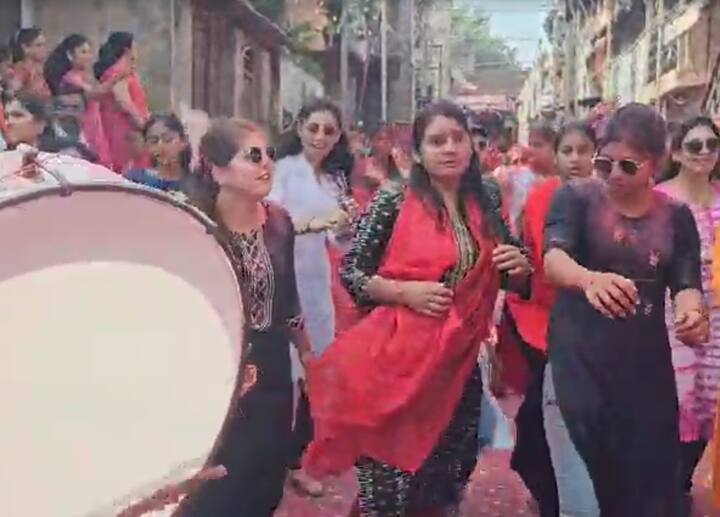 डीजेला फाटा देत पारंपरिक असलेल्या सनई-संबळ, हलगीच्या तालावर गणेश विसर्जन मिरवणूक संपन्न होत आहे.