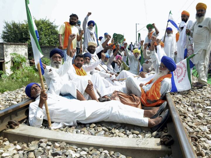 Farmers lie down on the railway tracks during the protest. Sarwan Singh Pandher, general secretary of the Kisan Mazdoor Sangharsh Committee on the first day of the protest said that farmers across the country are united on the issues. (Image Source: PTI)