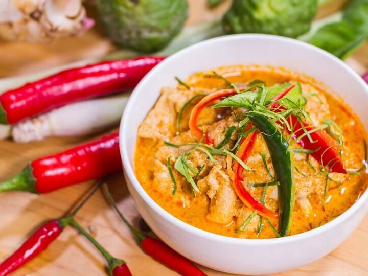 सभी सब्जियों को काट लें और माइक्रोवेव कर लें: इस कटोरे को माइक्रोवेव से निकाल कर एक तरफ रख दें. एक कटोरे में बैंगन, ब्रोकोली और मशरूम को काट लें. इसमें बेबी कॉर्न डालें और इस बाउल को ढककर 9 मिनट के लिए माइक्रोवेव करें.
