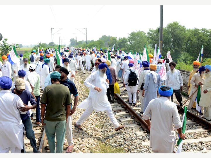 Hundreds of farmers throng the protest site on the railway tracks in Amritsar. While talking about the demands of the farmers, Pandher said, 