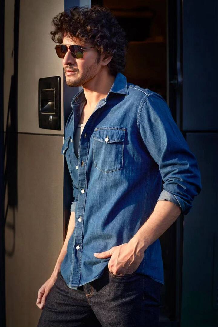 Mahesh Babu: This heartthrob has been capturing millions of hearts across the country for his fashion choices. This image is yet another example of how simple denim, if done right, can look just as fashionable. (Image Source: PR Handout)