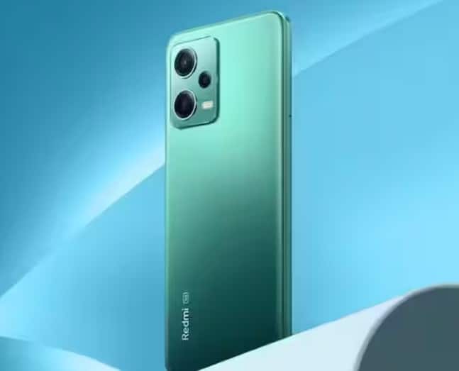 REDMI Note 12 Pro 5G ફોનની કિંમત 27,999 રૂપિયા છે, પરંતુ તમે તેને ઈ-કોમર્સ સાઇટ પરથી માત્ર 23,999 રૂપિયામાં ખરીદી શકો છો. આ ફોનમાં 6GB રેમ અને 128GB સ્ટોરેજ છે. ફોનની રિયર પેનલમાં 50MP (OIS) + 8MP + 2MP કેમેરા સેટઅપ અને આગળના ભાગમાં 16MP કેમેરા છે. પાવર માટે આ Redmi ફોનમાં 5000mAh બેટરી છે.