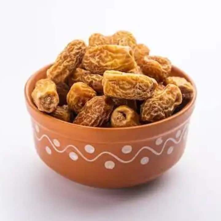 খেজুর পুষ্টিকর এবং সুস্বাদু শুকনো ফল। খেজুরে প্রচুর পরিমাণে আয়রন ও পটাশিয়াম পাওয়া যায়। দুধ ও খেজুর খুবই পুষ্টিকর। এর সেবনে দুর্বলতা দূর হয় এবং হাড় ও পেশি মজবুত হয়। আপনার ডায়েটে খেজুর কেন অন্তর্ভুক্ত করবেন ?