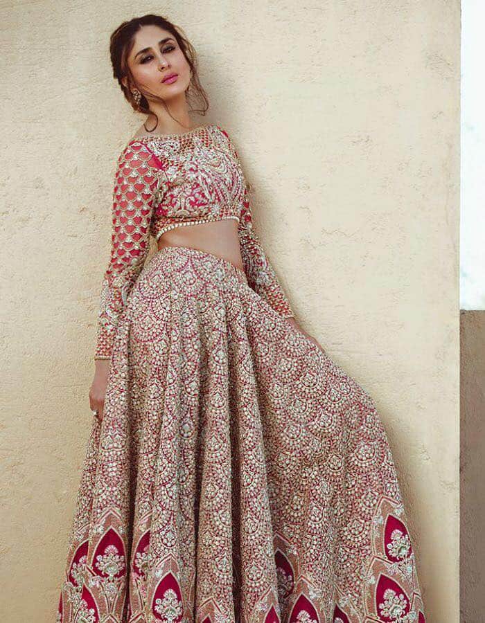 करीना कपूर खान – इस लिस्ट का सबसे पहला नाम बॉलीवुड की बेबो यानि करीना कपूर का है. जिन्होंने एक्टर सैफ अली खान से शादी की थी. शादी के बाद एक्ट्रेस दो बच्चों की तैमूर और जेह की मां बनी हैं. लेकिन आज भी वो बला की खूबसूरत दिखती हैं. एक्ट्रेस ने खुद को काफी मेंटेन रखा हैं.