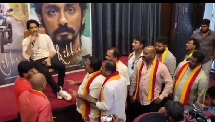 அனைத்து மொழி படங்களையும் பார்க்கக்கூடியவர்கள் கன்னட மக்கள் என்றும், அம்மக்கள் சார்பாக தான் மன்னிப்பு கேட்டுக் கொள்வதாகவும் நடிகர் சிவராஜ் குமார் தெரிவித்துள்ளார்.தமிழ்நாட்டுக்கும் கர்நாடகாவுக்கும் இடையே நீண்ட காலமாக நிலவி வரும் காவிரி விவகாரம், கடந்த சில நாட்களாகவே மீண்டும் மிகப்பெரிய தாக்கத்தை ஏற்படுத்தி வருகிறது. தமிழ்நாட்டுக்கு கர்நாடகா அரசு காவிரி நீரைத் திறந்து விட காவிரி மேலாண்மை ஆணையம் முன்னதாக உத்தரவிட்ட நிலையில், இதற்கு எதிர்ப்பு தெரிவித்து பெங்களூருவில் கடந்த செப்டம்பர் 26 ஆம் தேதி முழு அடைப்பு போராட்டம் நடைபெற்றது என சிவராஜ் குமார் தெரிவித்தார்.