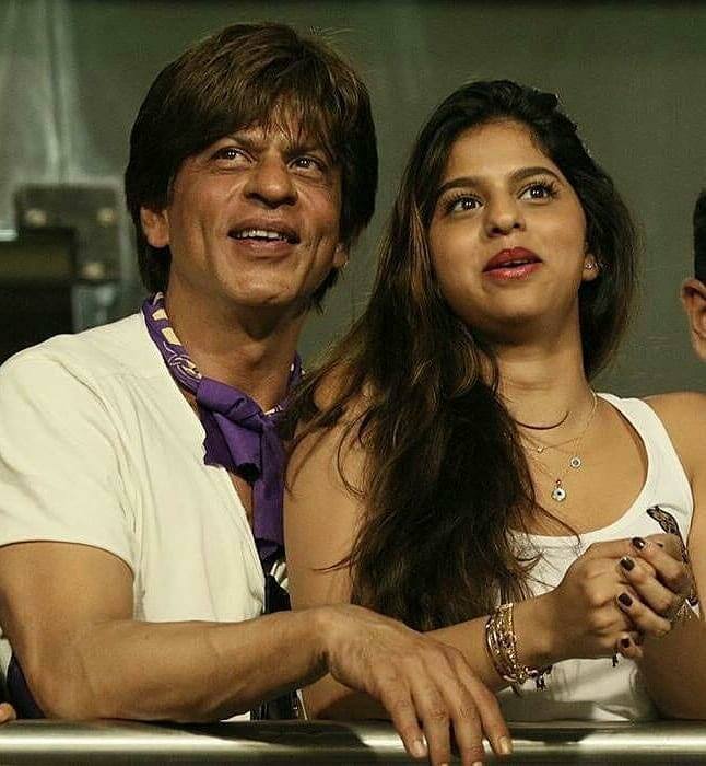 बता दें कि शाहरुख खान का अपनी बेटी सुहाना से बहुत गहरा बॉन्ड है. अक्सर एक्टर उनके साथ तस्वीरें शेयर कर प्यार लुटाते रहते हैं.