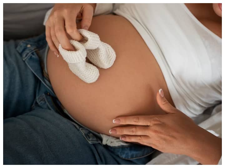 अजवाइन एक गर्मी पैदा करने वाला मसाला है. गर्भावस्था में अजवाइन के सेवन से शरीर में अतिरिक्त गर्मी पैदा हो सकती है जो गर्भ और मां दोनों के लिए हानिकारक हो सकता है. अजवाइन ब्लड शुगर लेवल कम कर सकता है, जो गर्भस्थ शिशु के लिए नुकसानदेह हो सकता है. अजवाइन गर्भपात और प्री-टर्म डिलीवरी का जोखिम बढ़ा सकता है.