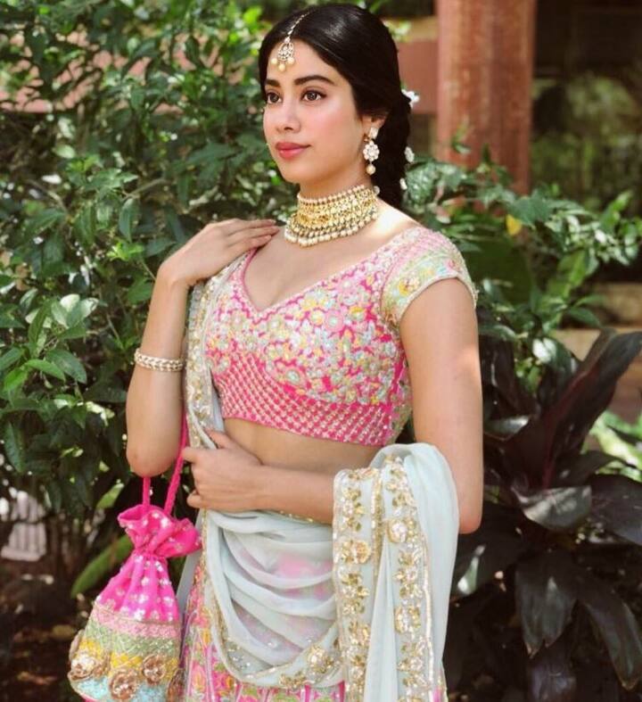 એક્ટ્રેસ જાહ્નવી કપૂરે ફિલ્મ ધડકથી બોલીવૂડમાં એન્ટ્રી કરી હતી.