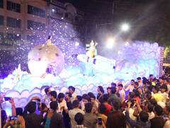 इंदौर में अनंत चतुर्दशी पर वैभव के साथ निकलीं झांकियां, निहारने उमड़ा पूरा शहर