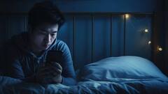 रात में फोन चलाकर कहीं आप भी तो नहीं कर रहे सेहत से खिलवाड़, हो जाएं सावधान!