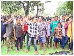 मतदान केन्द्रों की शिफ्टिंग के विरोध में ग्रामीणों ने किया धरना प्रदर्शन, 6 पोलिंग बूथ को शिफ्ट करने का लगाया आरोप