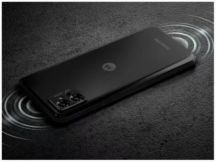 MOTOROLA G32 फोन की ओरिजनल प्राइस 18,999 रुपये है, इस फोन को आप केवल 9,999 रुपये में ई-कॉमर्स साइट से खरीद सकते हैं. मोटोरोला के इस फोन में 50MP + 8MP + 2MP का ट्रिपल कैमरा सेटअप और 16MP का फ्रंट कैमरा दिया गया है, ये फोन 5000mAh की बैटरी पैक के साथ आता है.