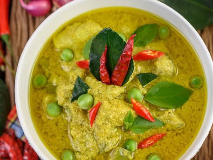 इसे आप आसानी से घर पर बना सकते हैं. थाई करी में कई सारे अच्छे मसाले मिलाए जाते है. इस थाई रेड करी में कई सारे मसाले डाले जाते हैं. इसे आप व्हाइट चावल के साथ खा सकते हैं. इसे डिनर पार्टी में अपनी फैमिली के साथ आजमा सकते हैं.