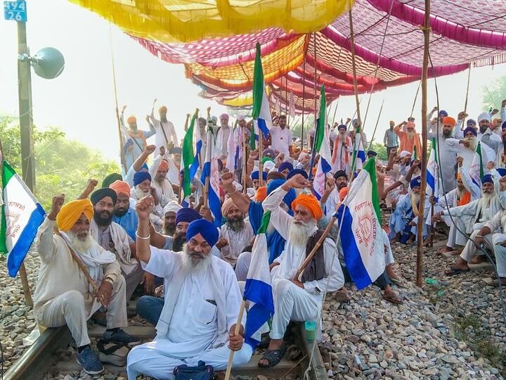 Farmers in Punjab's Amritsar, led by the Kisan Mazdoor Sangharsh Committee, continued their 'Rail Roko' protest for the second day. (Image Source: PTI)