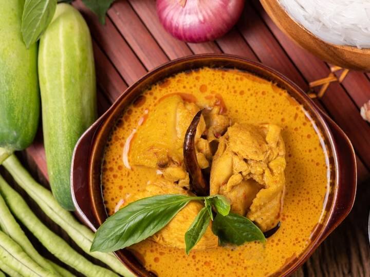 थाई लाल मिर्च, लहसुन की कलियां, तुलसी के पत्ते और काली मिर्च को ग्राइंडर में बारीक पीस लें. अब एक कांच का बाउल लें, उसमें तेल डालें और 50 सेकेंड के लिए माइक्रोवेव में रख दें. इसे माइक्रोवेव से निकालें और फिर इसमें थाई मिर्च का पेस्ट डालें. इसे चम्मच से मिलाएं और दोबारा 3 मिनट के लिए माइक्रोवेव में रख दें.