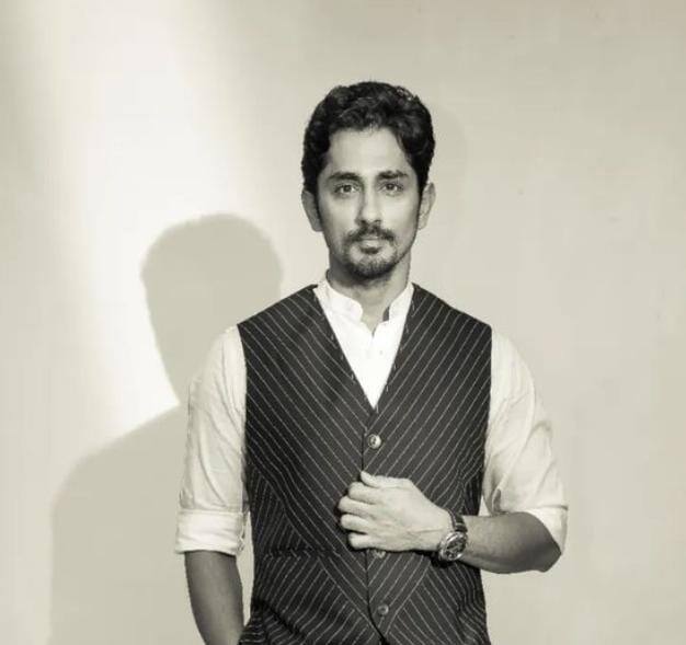 இதனால் சிறிது நேரம் பதட்டம் நிலவியது. இதையடுத்து நடிகர் சித்தார்த் மேடையை விட்டு கீழ் இறங்கி அரங்கத்தை விட்டு வெளியே சென்றார். இதன் பின், கன்னட நடிகர் சிவராஜ் குமார், பிரகாஷ்ராஜ் உள்ளிட்ட மூத்த நடிகர்கள் சித்தார்த்திற்கு ஆதரவு தெரிவித்து வருகின்றனர்.