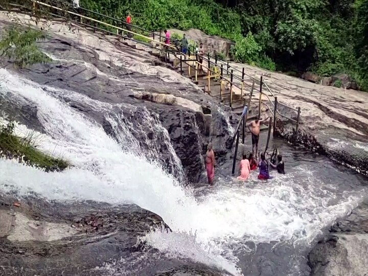 Kumbakkarai Falls: வெள்ள அபாயம்; கும்பக்கரை அருவியில் குளிக்க அனுமதித்ததால் குவியும் சுற்றுலாப் பயணிகள்..!