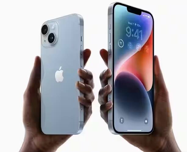 APPLE iPhone 14ના 128 GB સ્ટોરેજ વેરિઅન્ટની કિંમત 69,900 રૂપિયા છે, પરંતુ હાલમાં તમે તેને ઈ-કોમર્સ સાઇટ પરથી માત્ર 64,999 રૂપિયામાં ખરીદી શકો છો. iPhone 14માં 12MP ફ્રન્ટ કેમેરા અને 12MP રિયર ડ્યુઅલ કેમેરા હશે, આ ફોન A15 Bionic ચિપસેટ સાથે આવે છે.