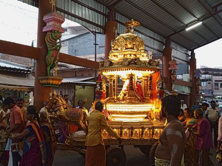 Karur Mariamman Temple Gold Chariot உலக நன்மைக்காக நடத்தப்பட்ட திருவிளக்கு பூஜை; கரூரில் 100-க்கு மேற்பட்ட பெண்கள் பங்கேற்பு