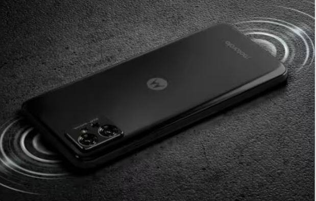 MOTOROLA G32 ਫੋਨ ਦੀ ਅਸਲ ਕੀਮਤ 18,999 ਰੁਪਏ ਹੈ, ਤੁਸੀਂ ਇਸ ਫੋਨ ਨੂੰ ਈ-ਕਾਮਰਸ ਸਾਈਟ ਤੋਂ ਸਿਰਫ 9,999 ਰੁਪਏ ਵਿੱਚ ਖਰੀਦ ਸਕਦੇ ਹੋ। ਇਸ ਮੋਟੋਰੋਲਾ ਫੋਨ ਵਿੱਚ 50MP + 8MP + 2MP ਦਾ ਟ੍ਰਿਪਲ ਕੈਮਰਾ ਸੈੱਟਅਪ ਅਤੇ ਇੱਕ 16MP ਫਰੰਟ ਕੈਮਰਾ ਹੈ, ਇਹ ਫੋਨ 5000mAh ਬੈਟਰੀ ਪੈਕ ਦੇ ਨਾਲ ਆਉਂਦਾ ਹੈ।