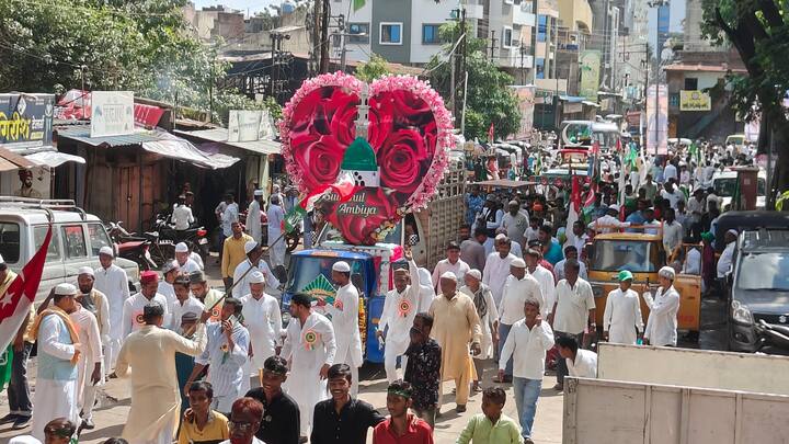 सोलापुरात पैगंबर मोहम्मद यांच्या जयंती निमित्त जुलूस अर्थात शोभायात्रा काढण्यात आली.