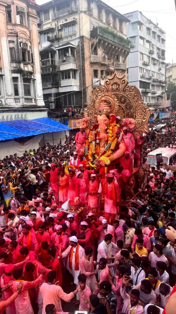 बाप्पाला निरोप देण्यासाठी गिरगाव चौपाटीवर भाविकांची गर्दी, दुसऱ्या दिवशीही उत्साह कायम