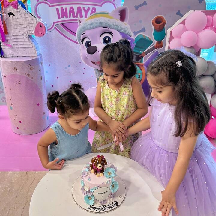 वहीं अब हाल ही में सोहा ने इनाया के केक कटिंग की भी कुछ तस्वीरें अपने इंस्टाग्राम पर शेयर की है. जिसमें वो अपनी दोस्तों के साथ केक काट रही है.