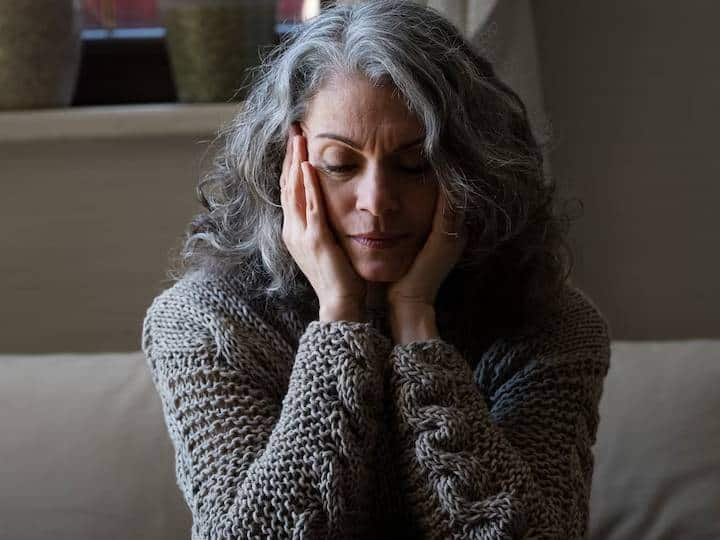 Menopause के बाद 4 में से एक महिला को हो जाती है यह बीमारी, समय रहते लक्षणों को पहचानें