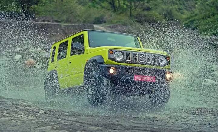 ਇਸ ਸੂਚੀ ਵਿੱਚ ਪਹਿਲਾ ਨਾਮ ਘਰੇਲੂ ਬਾਜ਼ਾਰ ਵਿੱਚ ਹਰ ਕਿਸੇ ਦੀ ਪਸੰਦੀਦਾ ਮਾਰੂਤੀ ਜਿਮਨੀ ਦਾ ਹੈ, ਜੋ ਕਿ 4X4 ਸਟੈਂਡਰਡ ਫੀਚਰ ਦੇ ਰੂਪ ਵਿੱਚ ਉਪਲਬਧ ਹੈ। ਤੁਸੀਂ ਇਸਨੂੰ 12.74 ਲੱਖ ਰੁਪਏ ਦੀ ਸ਼ੁਰੂਆਤੀ ਕੀਮਤ 'ਤੇ ਖਰੀਦ ਸਕਦੇ ਹੋ। ਇਹ ਭਾਰਤੀ ਬਾਜ਼ਾਰ ਵਿੱਚ ਸਭ ਤੋਂ ਕਿਫਾਇਤੀ ਕਾਰ ਹੈ ਜੋ 4X4 ਸੰਰਚਨਾ ਦੇ ਨਾਲ ਆਉਂਦੀ ਹੈ।