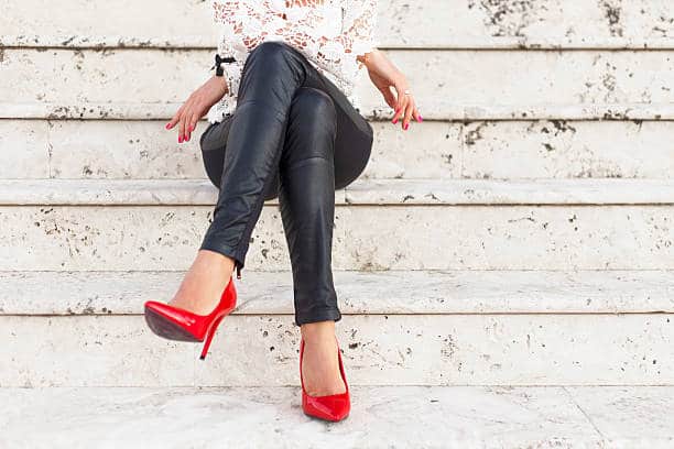 Health Tips, Be careful if you sit with your legs crossed, your health may deteriorate, this habit can trouble you પગ ઉપર પગ ચડાવીને બેસતા હોય તો સાવધાન, બગડી શકે છે સ્વાસ્થ્ય, આ આદત તમને મોંઘી પડી શકે છે